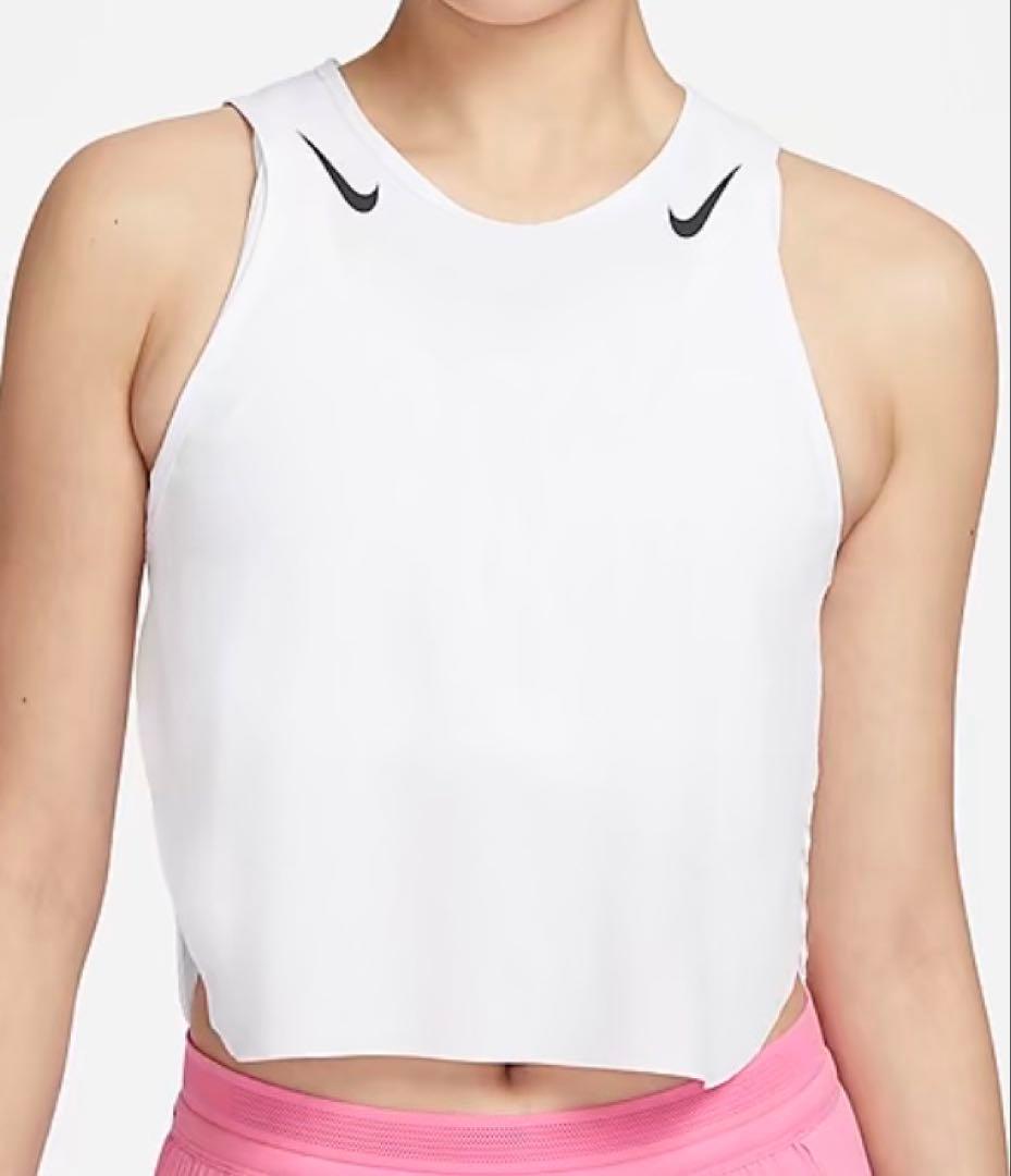 Nike ホワイト クロップドタンクトップ