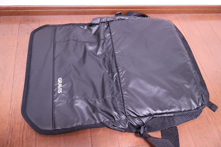 GRAVISメッセンジャーバック MEDIUM BLACK SHINE