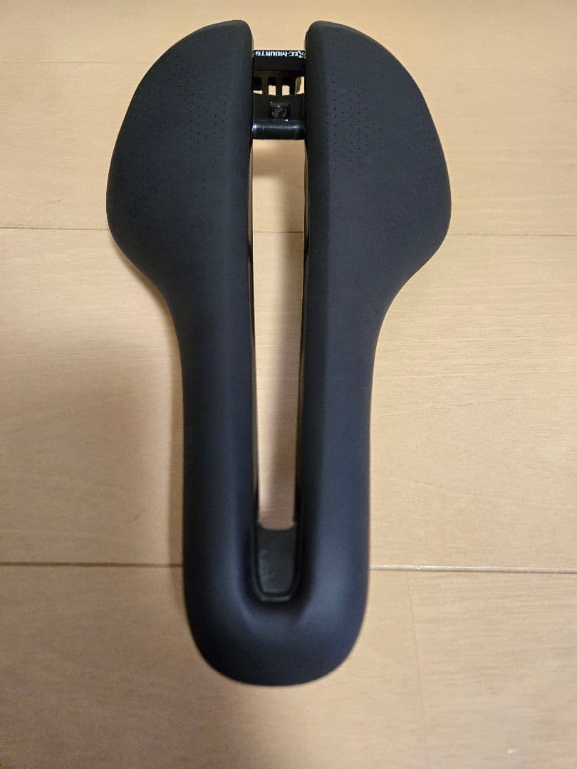 ボントレガー アイオロス COMP サドル 145mm　レックマウント付き