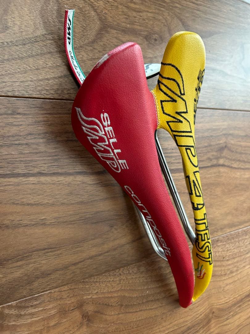 Selle SMP forma サドル 赤と黄色 4TEST