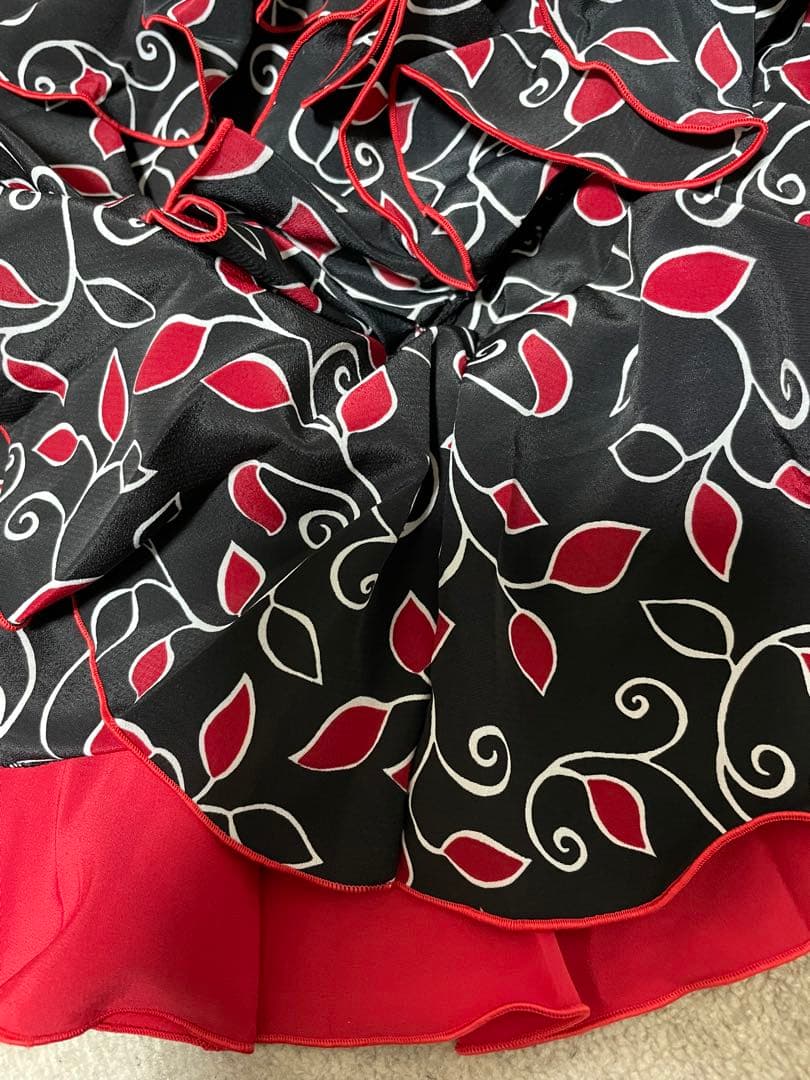 MOLINA フラメンコスカート 黒と赤の葉模様