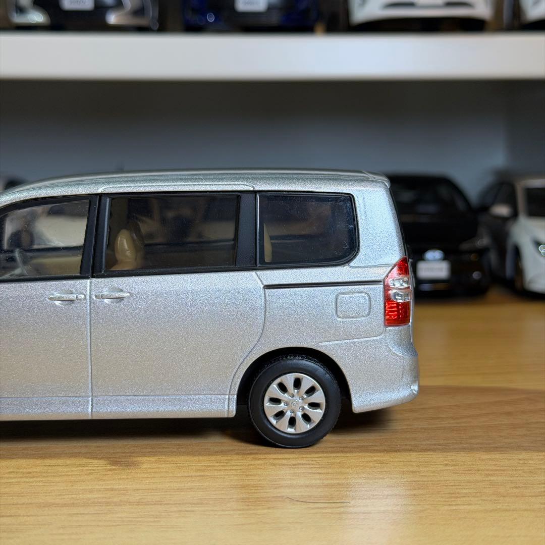 【非売品】トヨタ ノア カラーサンプルミニカー 1/30