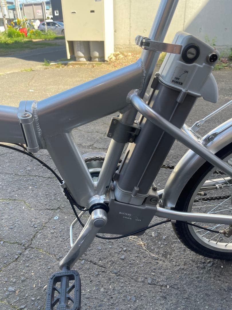折りたたみ電動アシスト機能付きの自転車