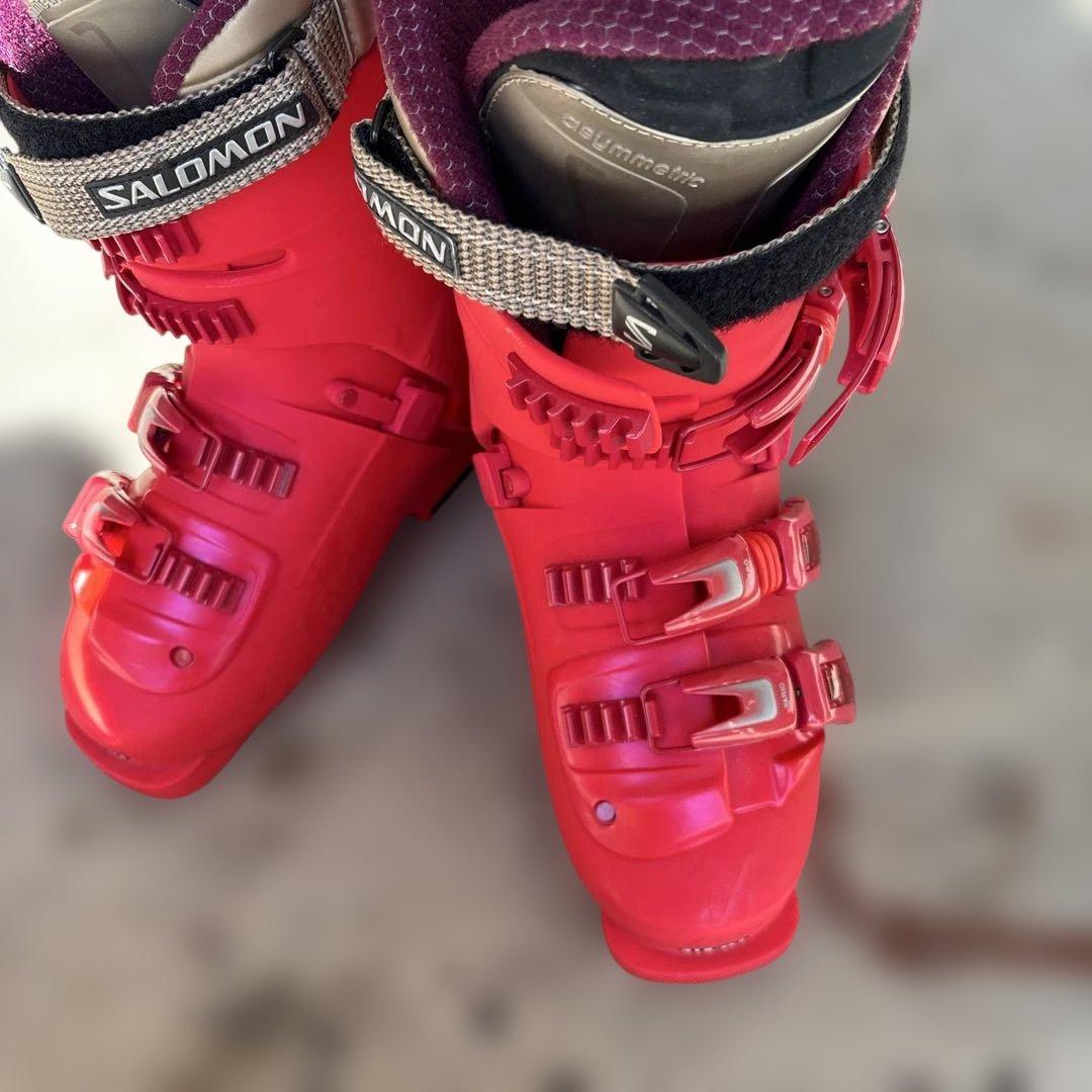 SALOMON 女性用スキー用ブーツ レッド