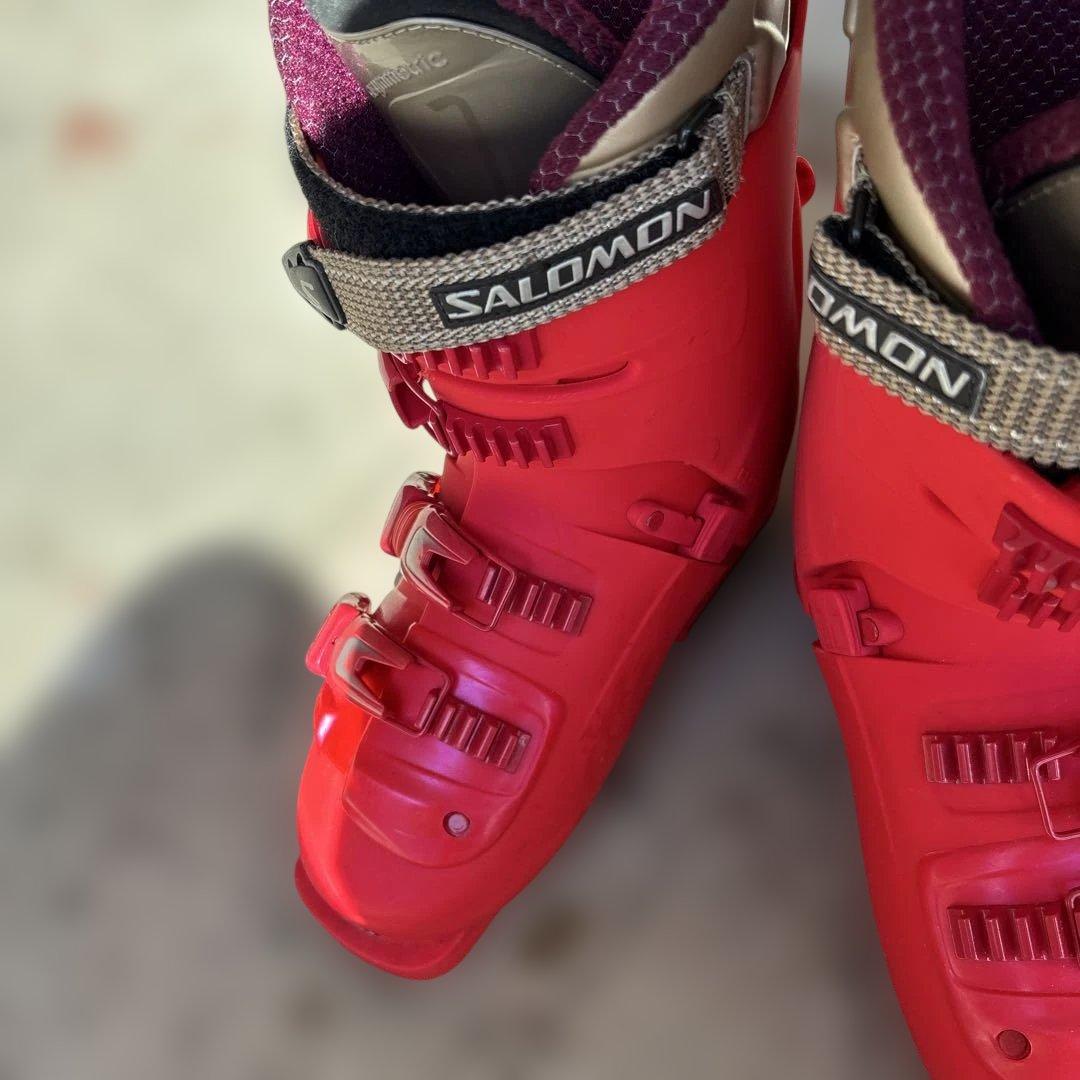 SALOMON 女性用スキー用ブーツ レッド