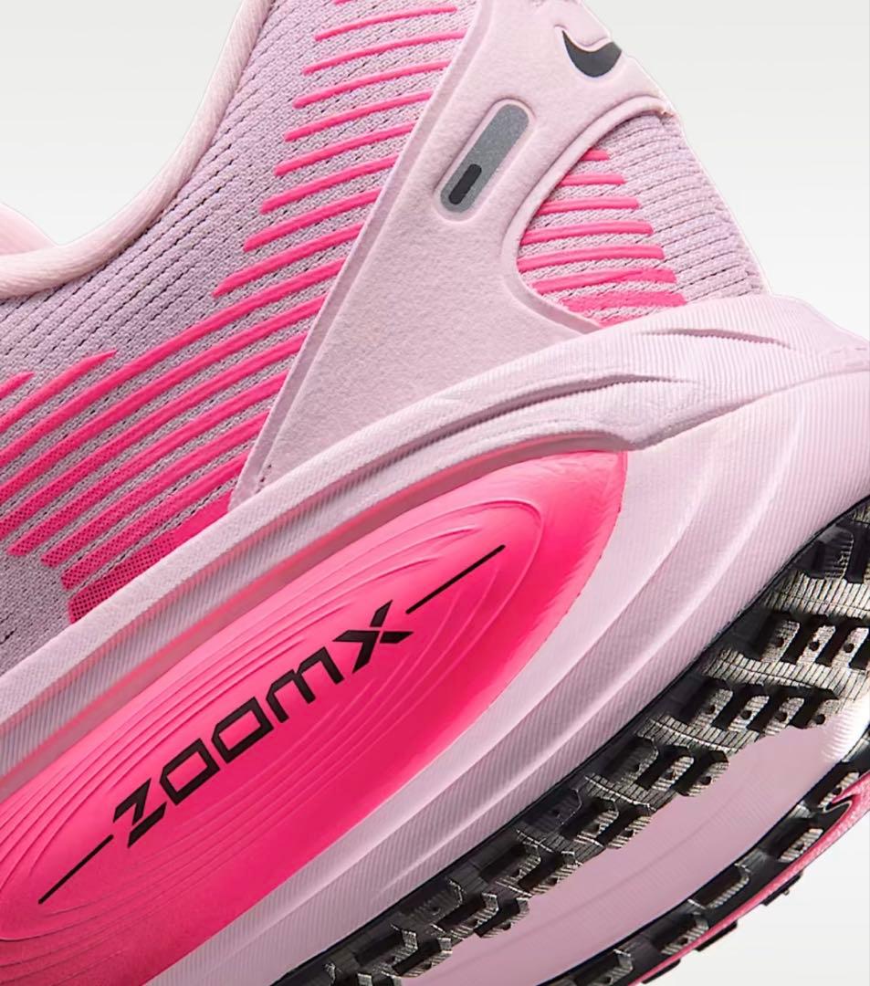【新品未使用】NIKE ナイキ ボメロ 18 ￼ランニングシューズ ピンク