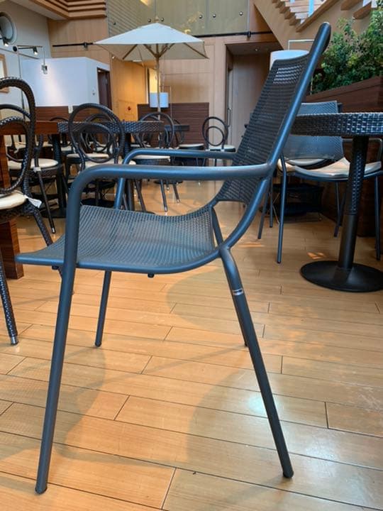 オシャレなスチール椅子です。不燃対応の場所で使用できます。