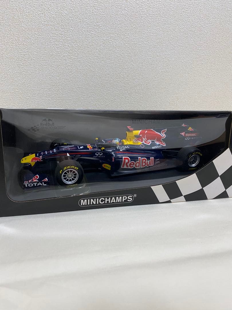 ミニチャンプス 1/18 レッドブル S.ベッテル 2011 ショーカー