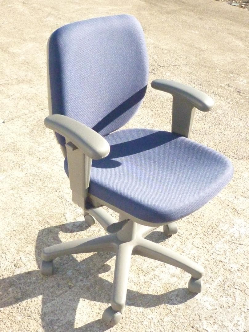 中古 オカムラ ビラージュ オフィスチェア 肘当て付き ネイビー 事務椅子