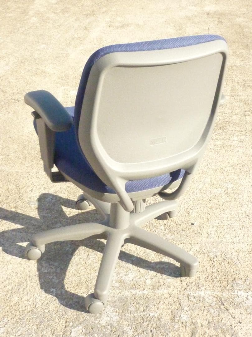 中古 オカムラ ビラージュ オフィスチェア 肘当て付き ネイビー 事務椅子