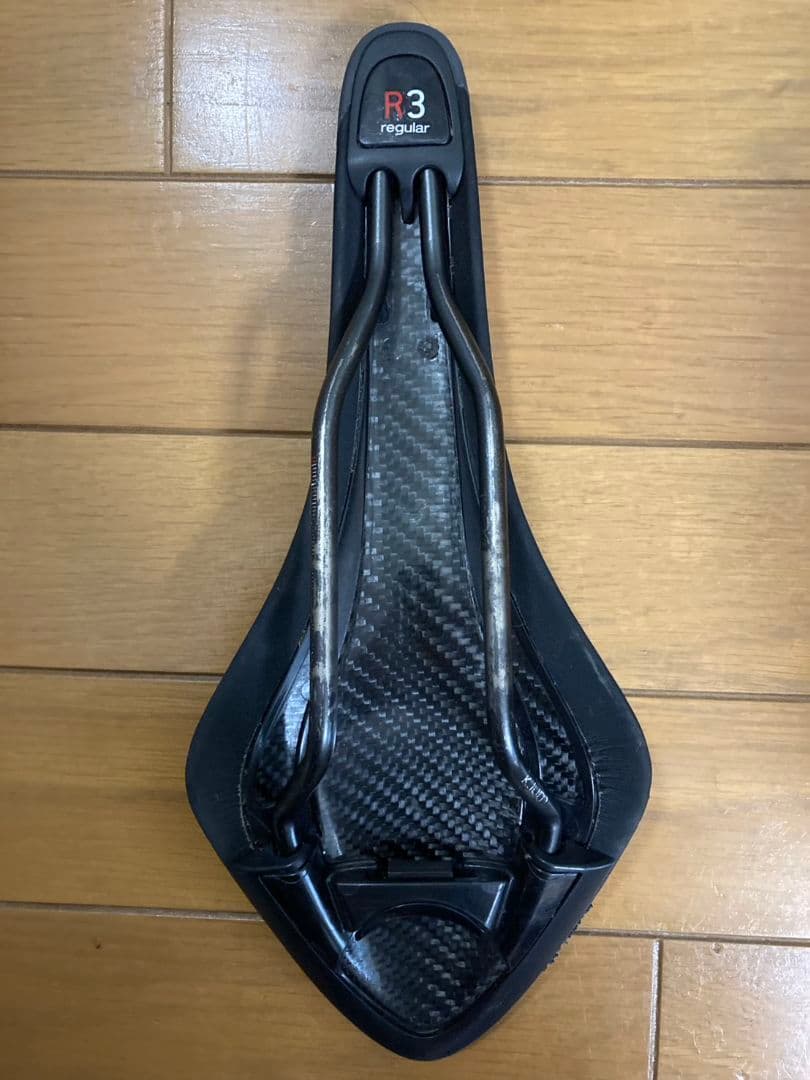 フィジーク アリオネ R3 サドル