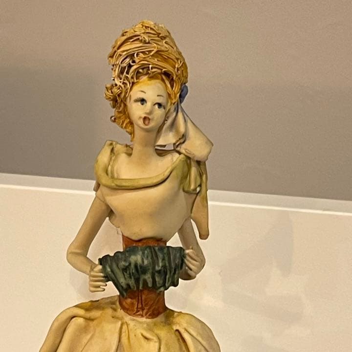 バンドネオンを弾いて歌う女　人形　作家　裾ドレーブ