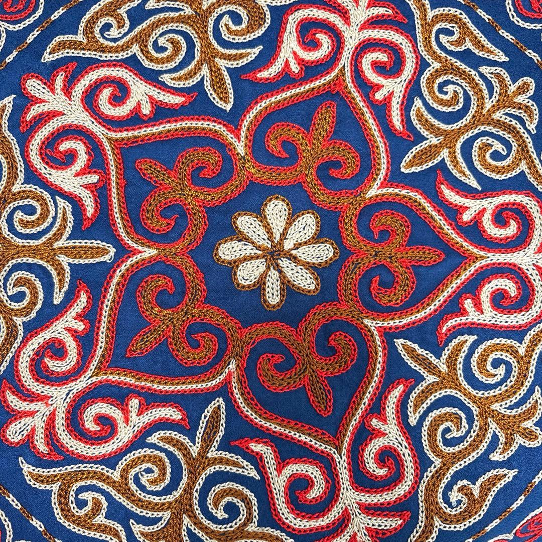 【新品・一点物】モンゴル産　カザフスタン刺繍 座布団カバー 49cm