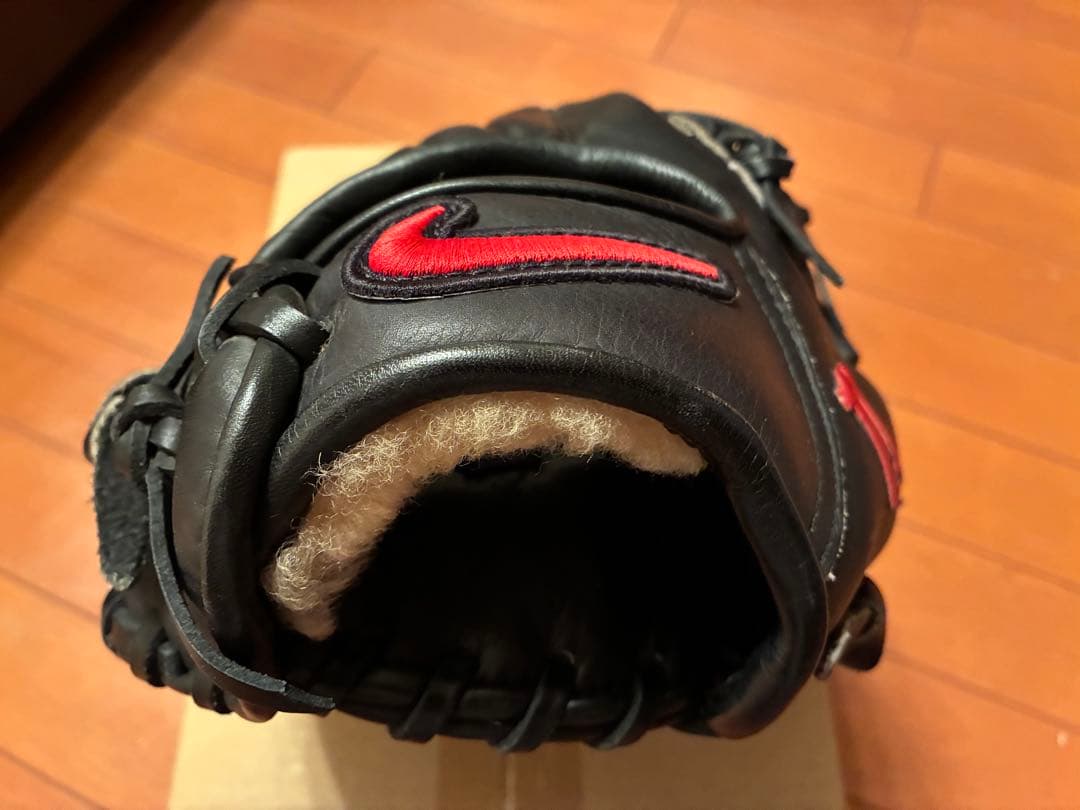 Nike ナイキ野球グローブ 黒/赤 軟式野球用　一般サイズ内野手用