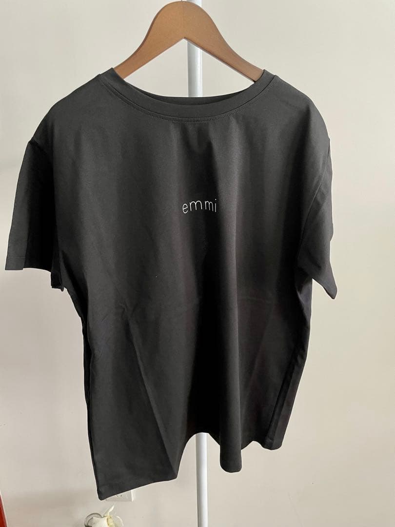エミヨガ新品紙タグ付き2点セット❗️ボタニカル柄レギンス&バックデザインロゴTEE