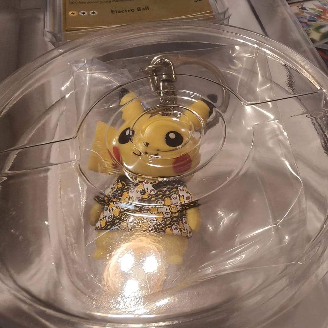 インドネシア限定品　ポケカ　ピカチュウセット　Batik Pikachu Box