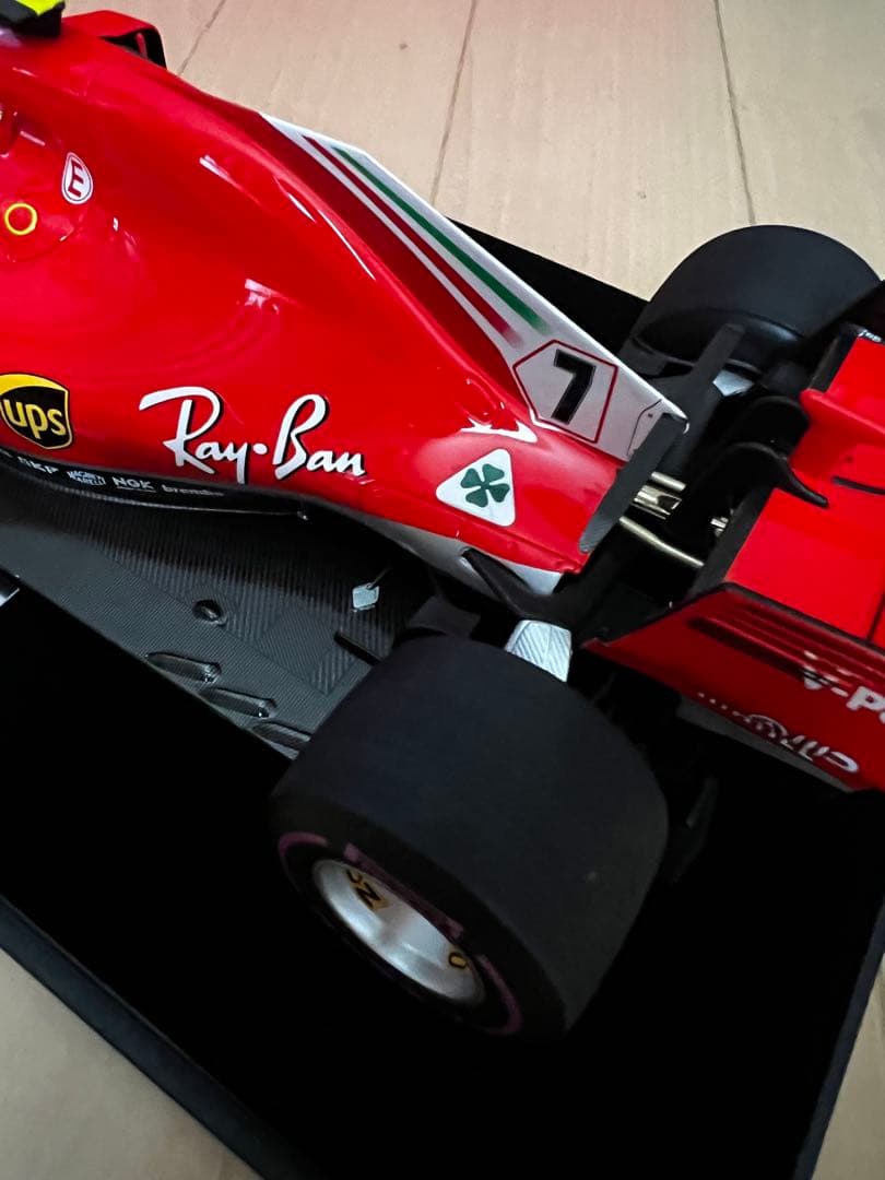 美品 1/18 ルックスマート ライコネン フェラーリ SF71-H 2018