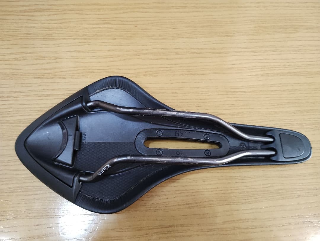 fizik ARIONE R3 サドル ブラック