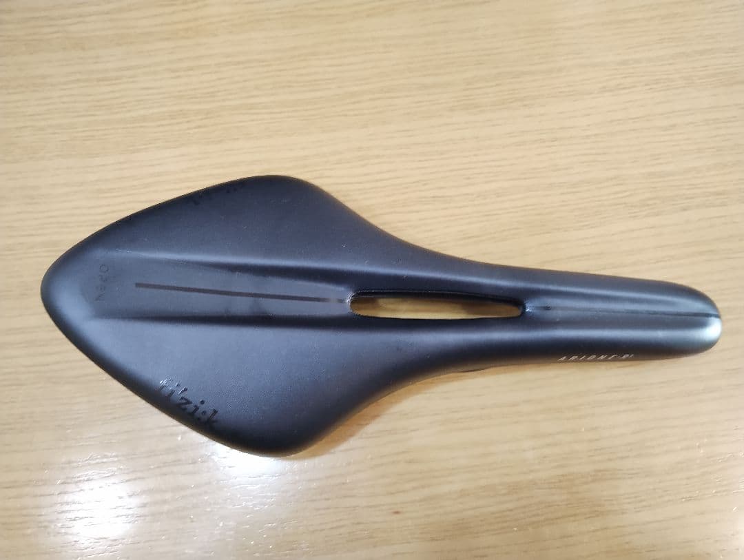 fizik ARIONE R3 サドル ブラック