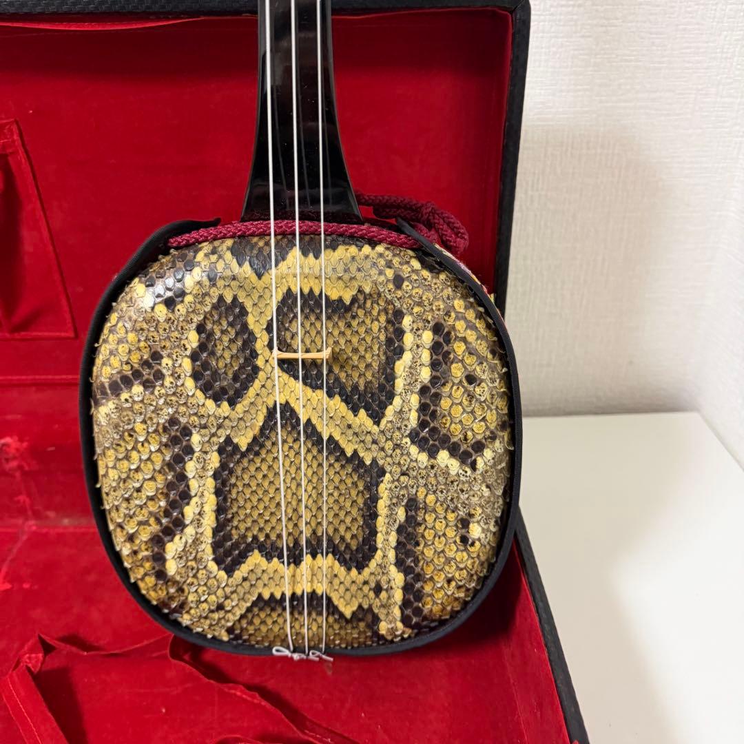 美品　沖縄 三線 本蛇革 強化張り 黒塗り棹 ハードケース 爪 本蛇皮