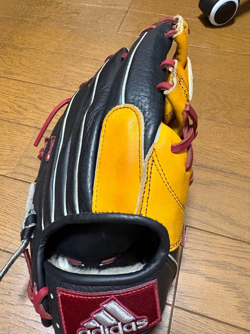 adidas 軟式グローブ 黒/黄