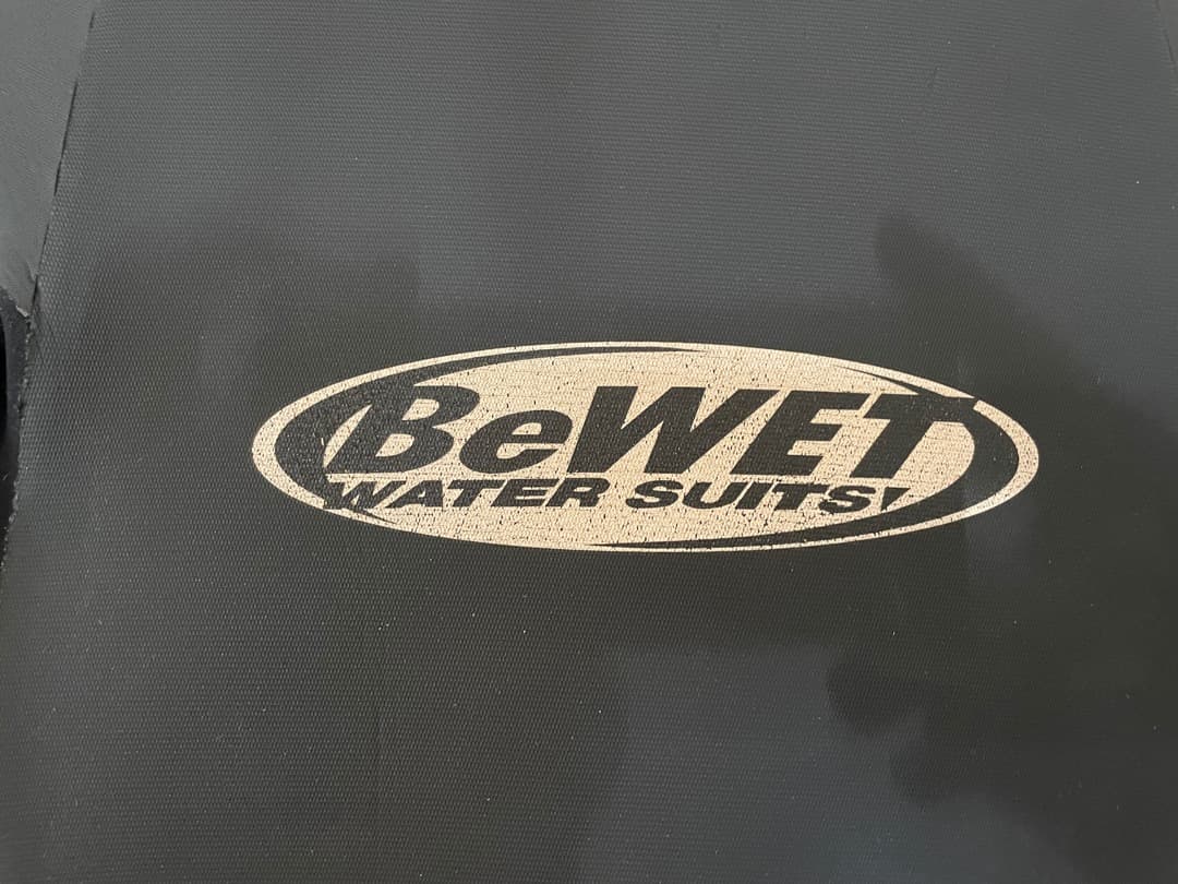 ウェットスーツ　セミドライ　Bewet