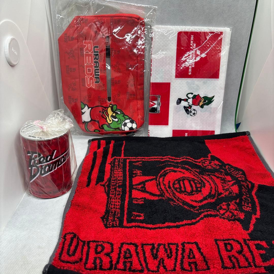 浦和レッズ 応援グッズ ストラップ パスポートケース テッシュケース　貯金箱等
