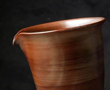 茶色い陶器のピッチャー