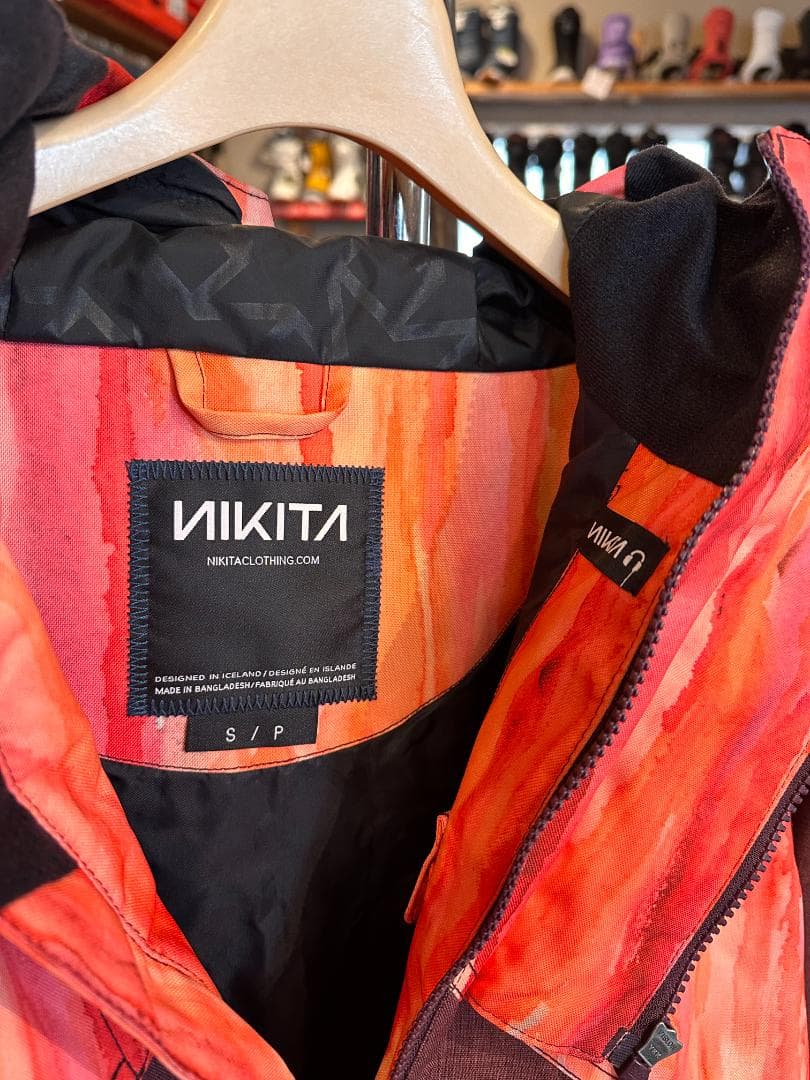スノーボードウエアー　NIKITA 女性用　SM 展示品在庫