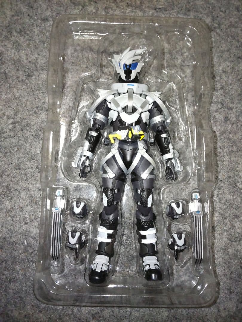 S.H.Figuarts 仮面ライダー雷 仮面ライダー亡 2体フィギュアーツ
