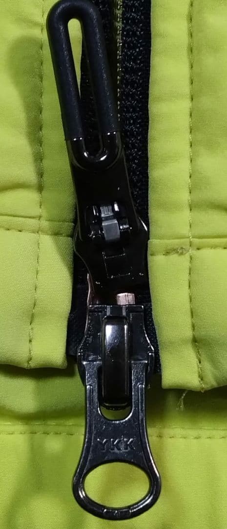 デサントゴルフのナイロンストレッチ 中わたジャケット（品番：DGMQJK04）