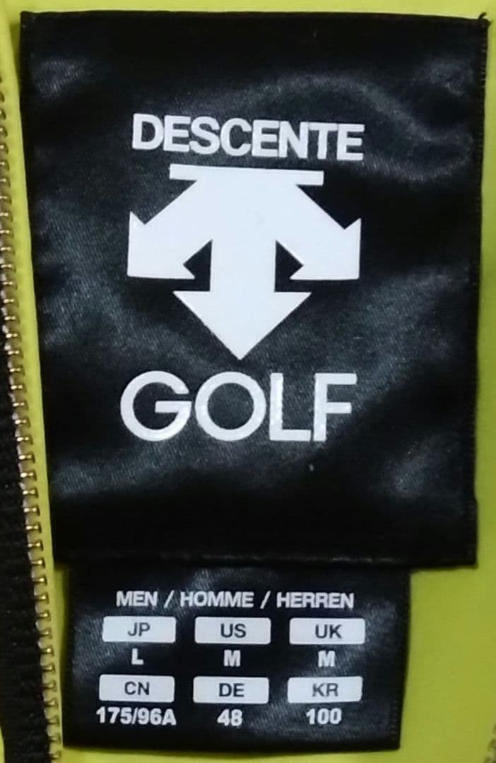 デサントゴルフのナイロンストレッチ 中わたジャケット（品番：DGMQJK04）