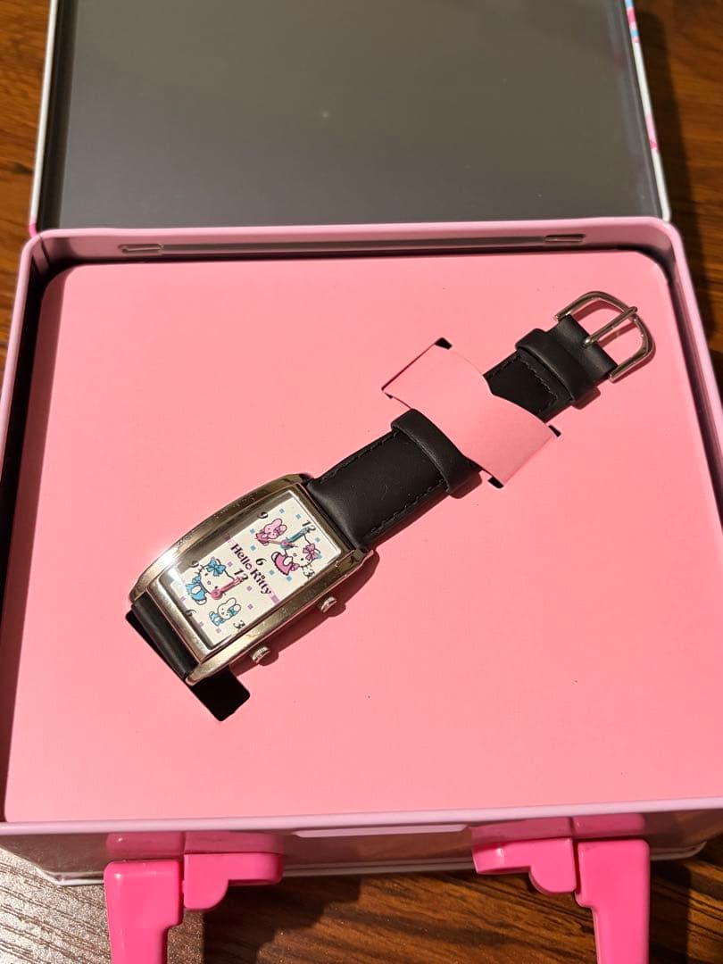 Hello Kitty 時計と缶ケースセット