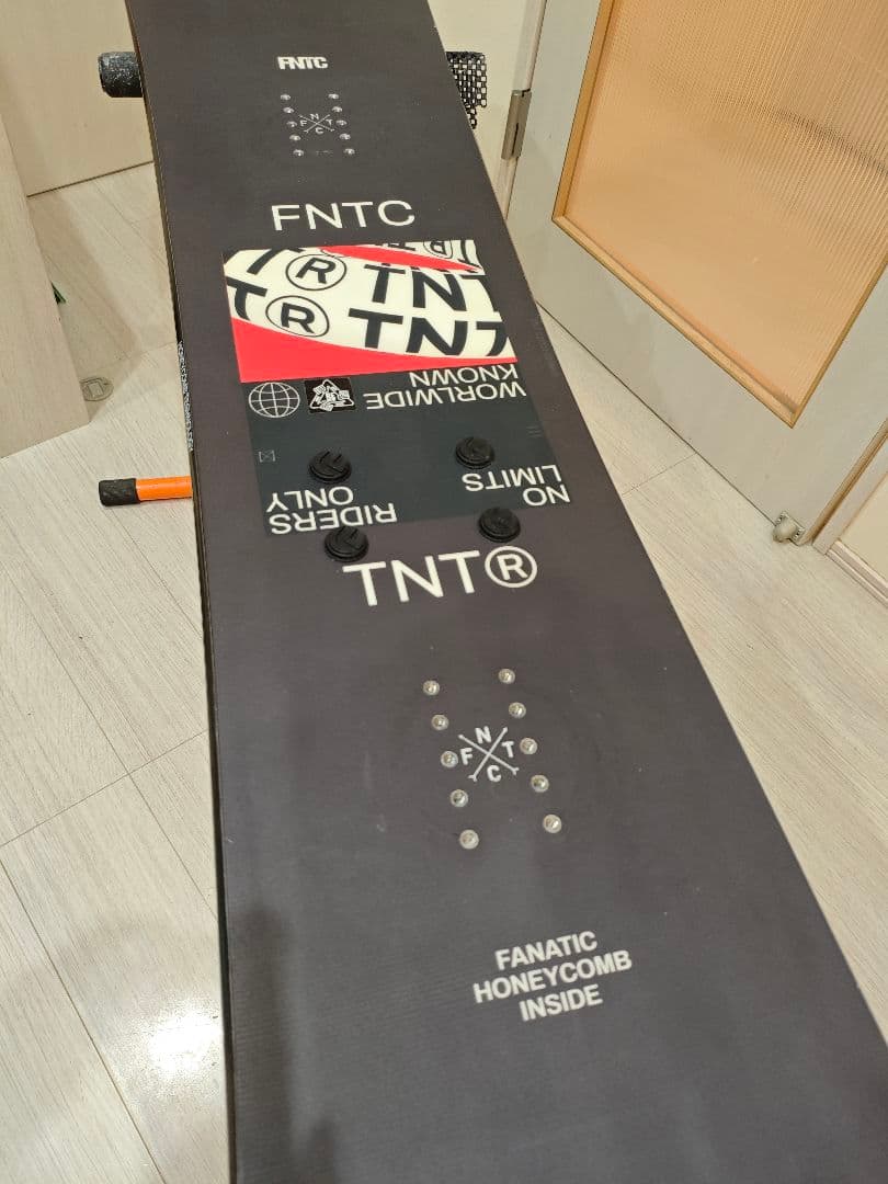 FNTC TNT R 157 スノーボード板　ぐらやパークに！