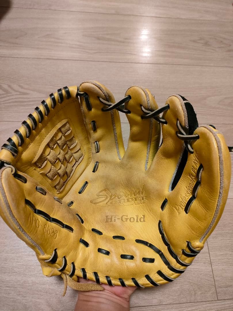 軟式グローブ イエロー ブラック 編み込みデザイン　ハイゴールド　右投げ用
