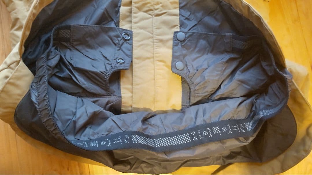 HOLDEN スノーボードウェアー ベージュジャケットと緑パンツ