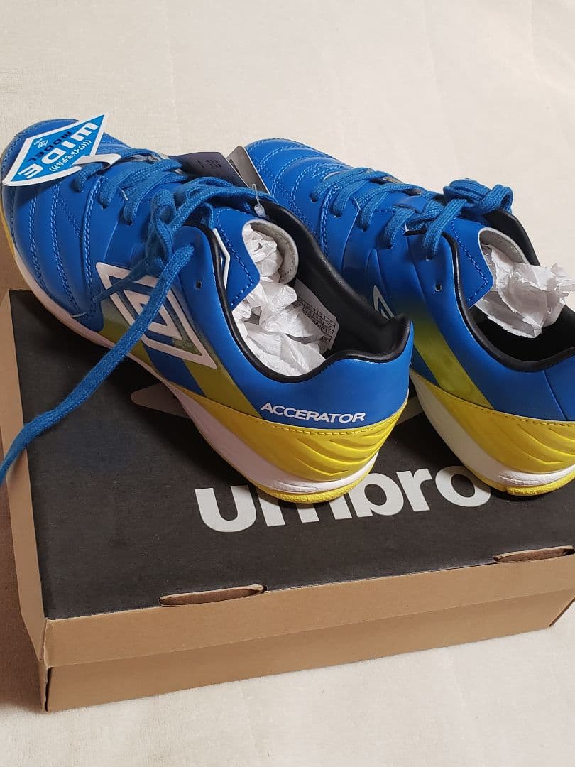 新品 22.5 アクセレイター umbro インドアシューズ サッカーシューズ