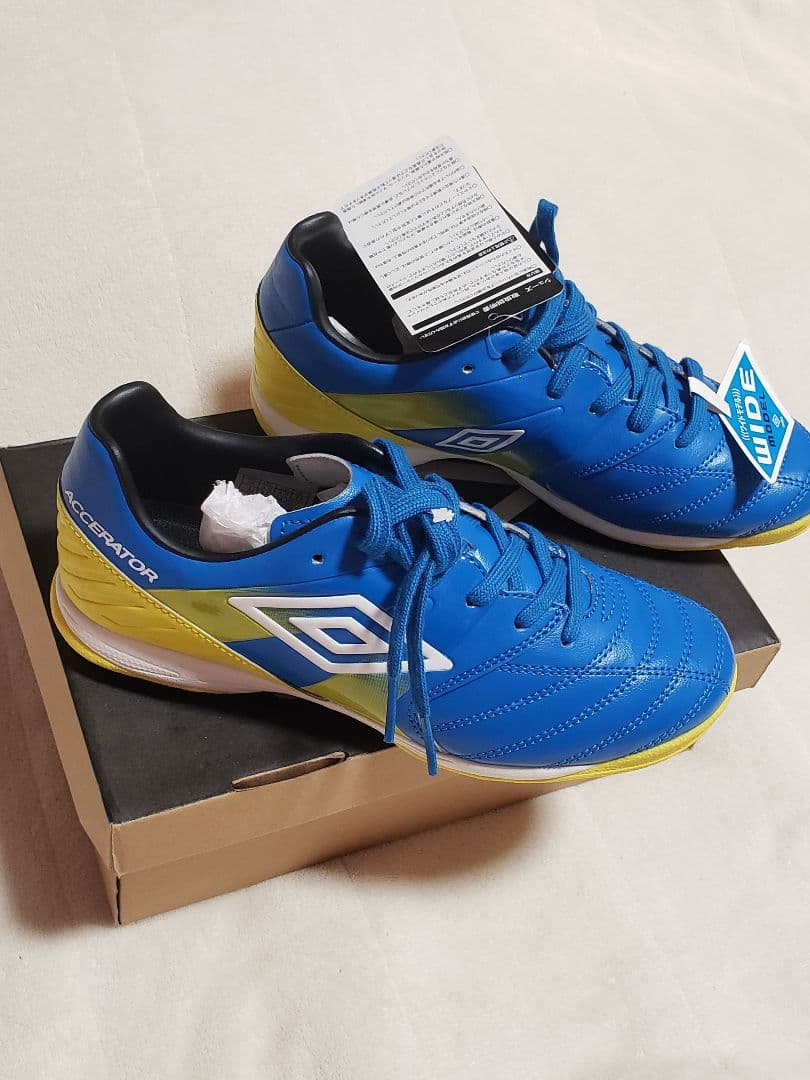 新品 22.5 アクセレイター umbro インドアシューズ サッカーシューズ