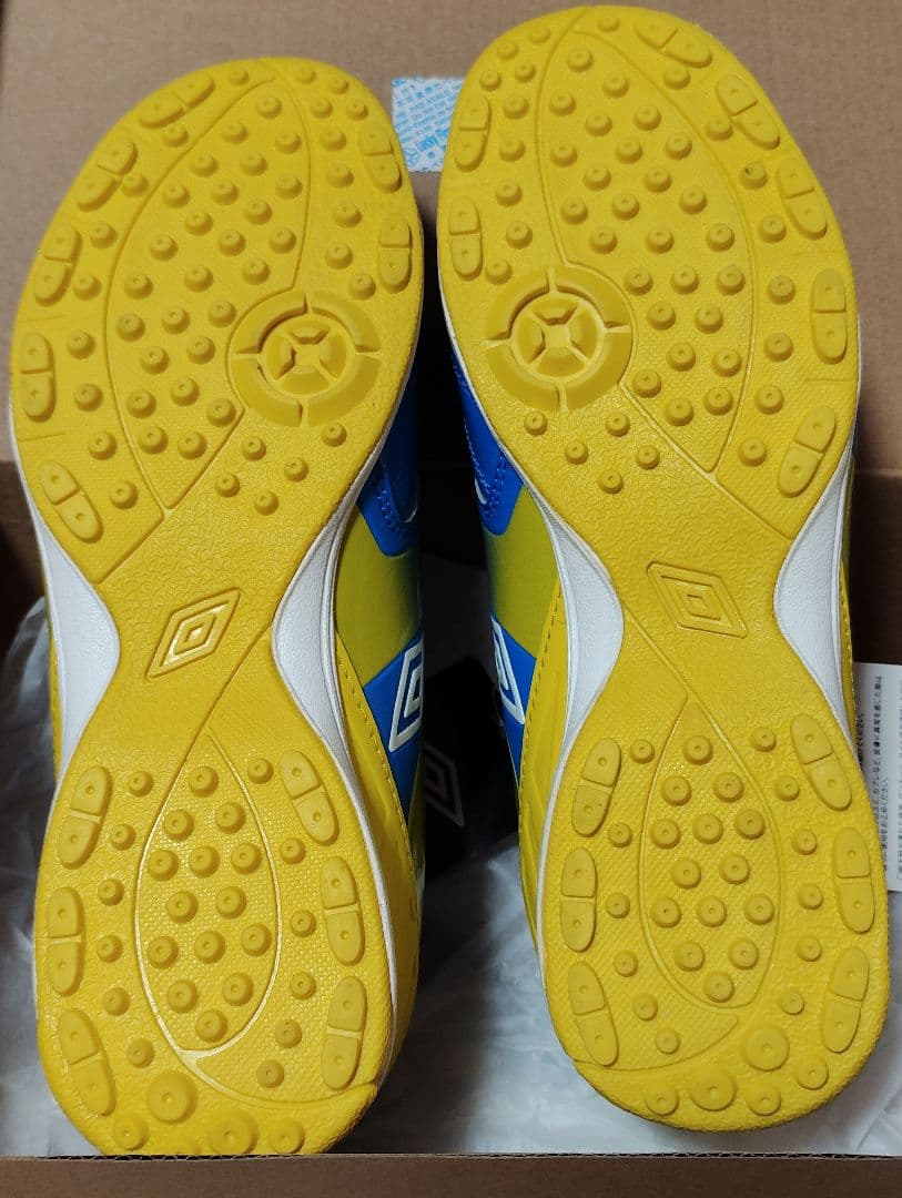 新品 22.5 アクセレイター umbro インドアシューズ サッカーシューズ