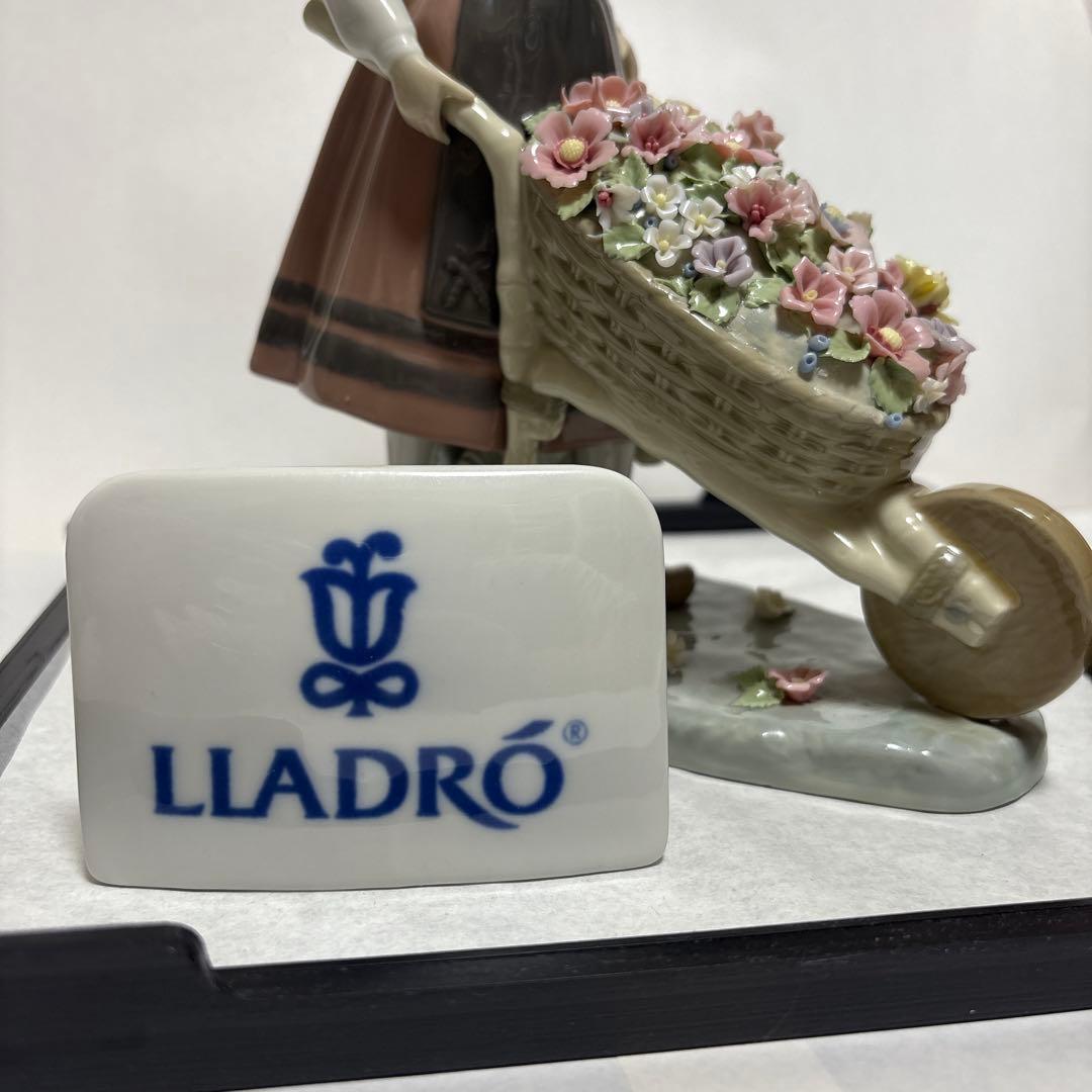 LLADRO ドール/外箱なし・ディスプレイ用ケース同封/花の入った車を押す少女