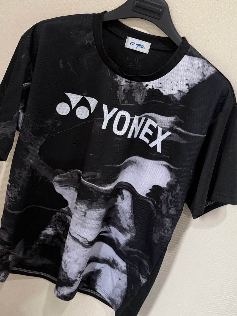 値下げ‼️YONEX メンズ 抽象パターン Tシャツ 黒/白 L