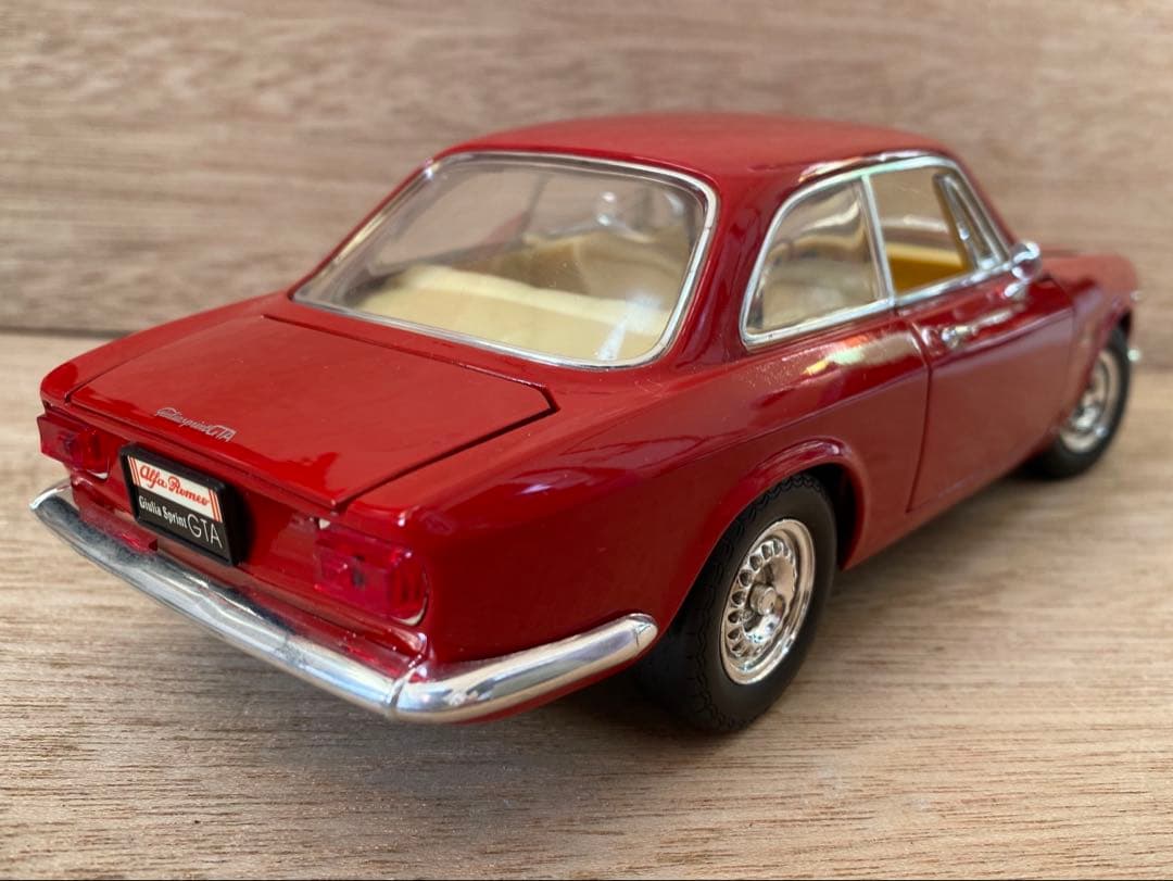 美品　1/18 ミニカー　アルファロメオ　ジュリア　スプリントGTA 箱あり
