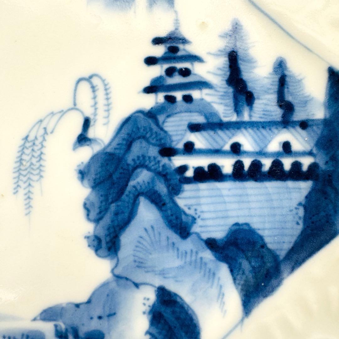 骨董皿　江戸期　古伊万里　陽刻山水図　角皿　染付隅切り皿