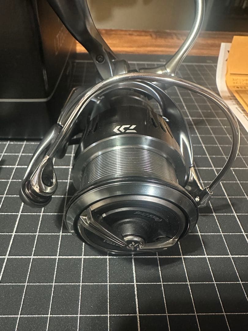 24エアリティSTLT2500S-XH-QD美品 LSPリールスタンドおまけ付き