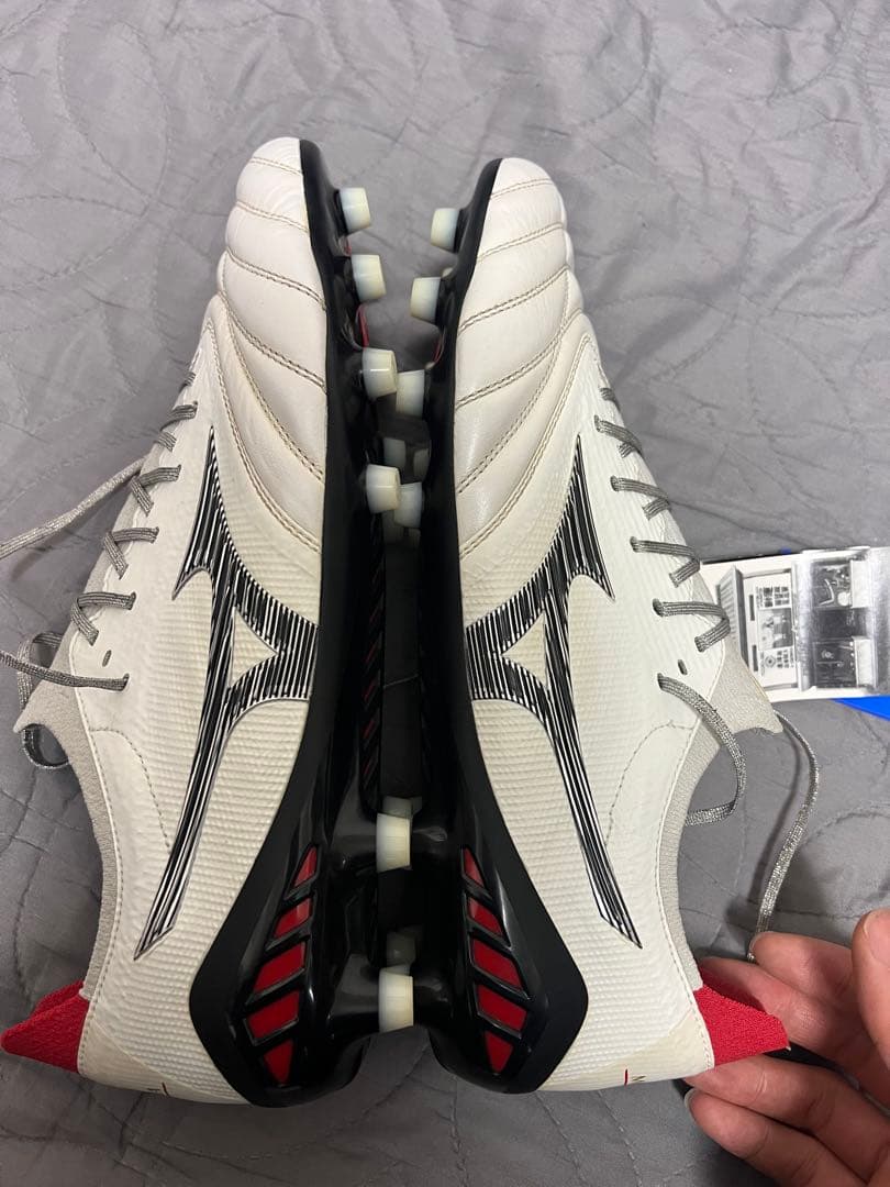 新品 ミズノ サッカースパイク モレリアネオ3 β JAPAN 白赤黒 27.5