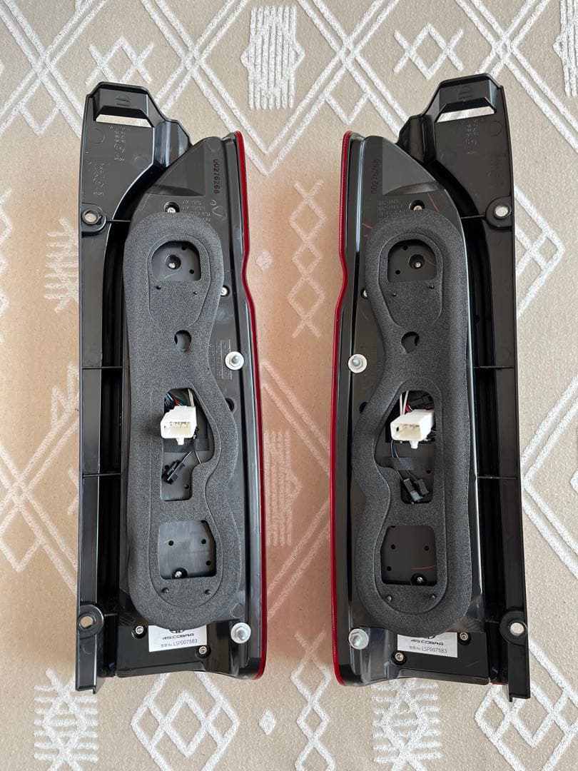 【使用期間1ヶ月弱】415コブラ　ハイエース200系　リアテールランプ