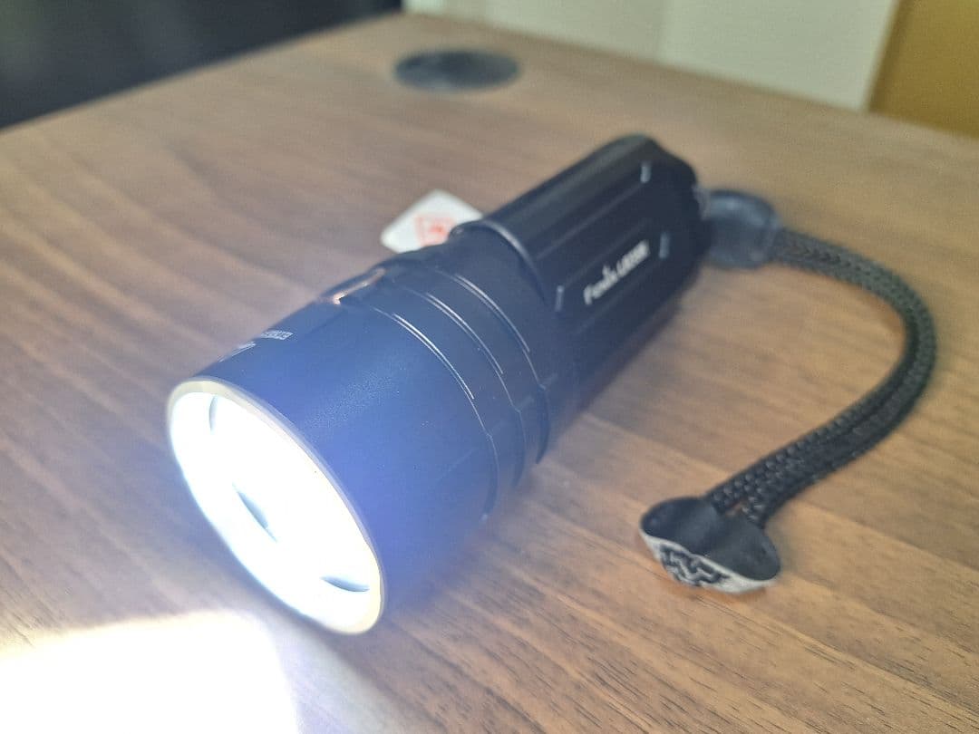 【美品】FENIX LR35R懐中電灯 最大10000ルーメン 充電式フルセット