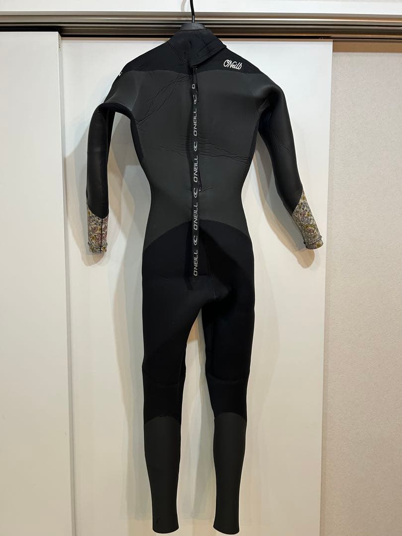 O'Neill セミドライスーツ ブラック 花柄袖