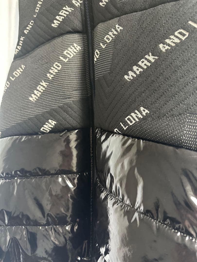 MARK AND LONA フード付きダウンベスト ブラック　46