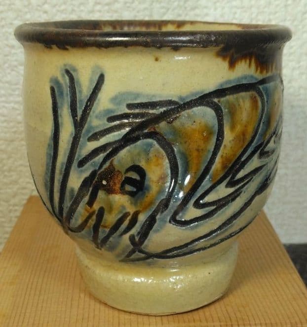 人間国宝 金城次郎 湯呑(海老魚紋) 栞 共箱 美品 壺屋焼 やちむん 壷屋焼